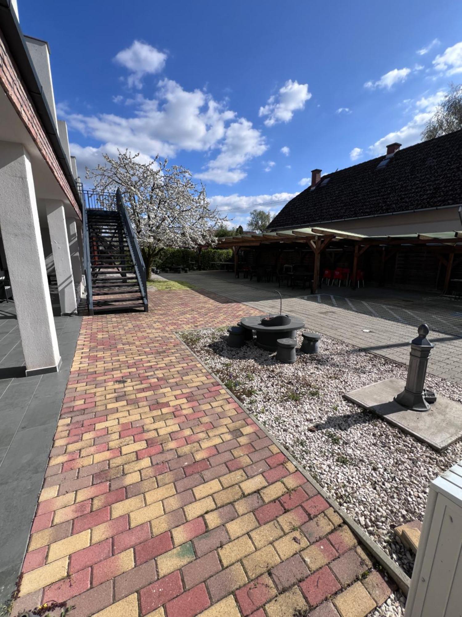 Apartamento Sulyom Panzió Tiszafüred Exterior foto